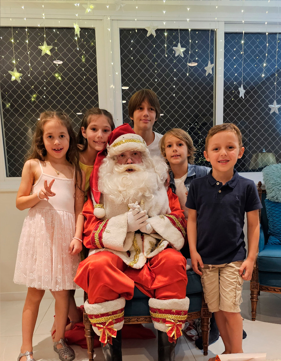 Papai Noel em interação com a família